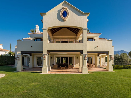 Villa for sale in Benahavis