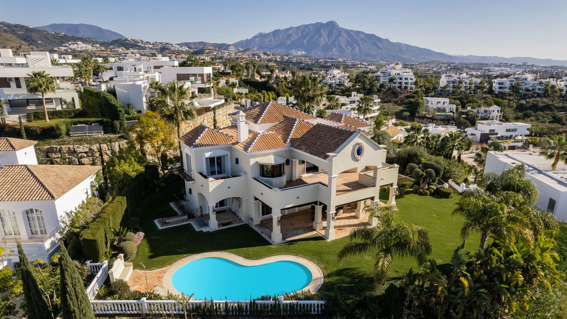 Villa for sale in Benahavis