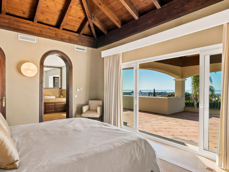 Villa for sale in Benahavis