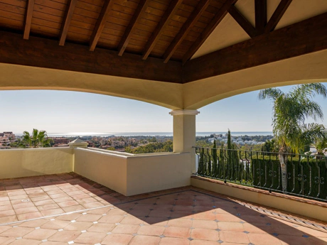 Villa for sale in Benahavis