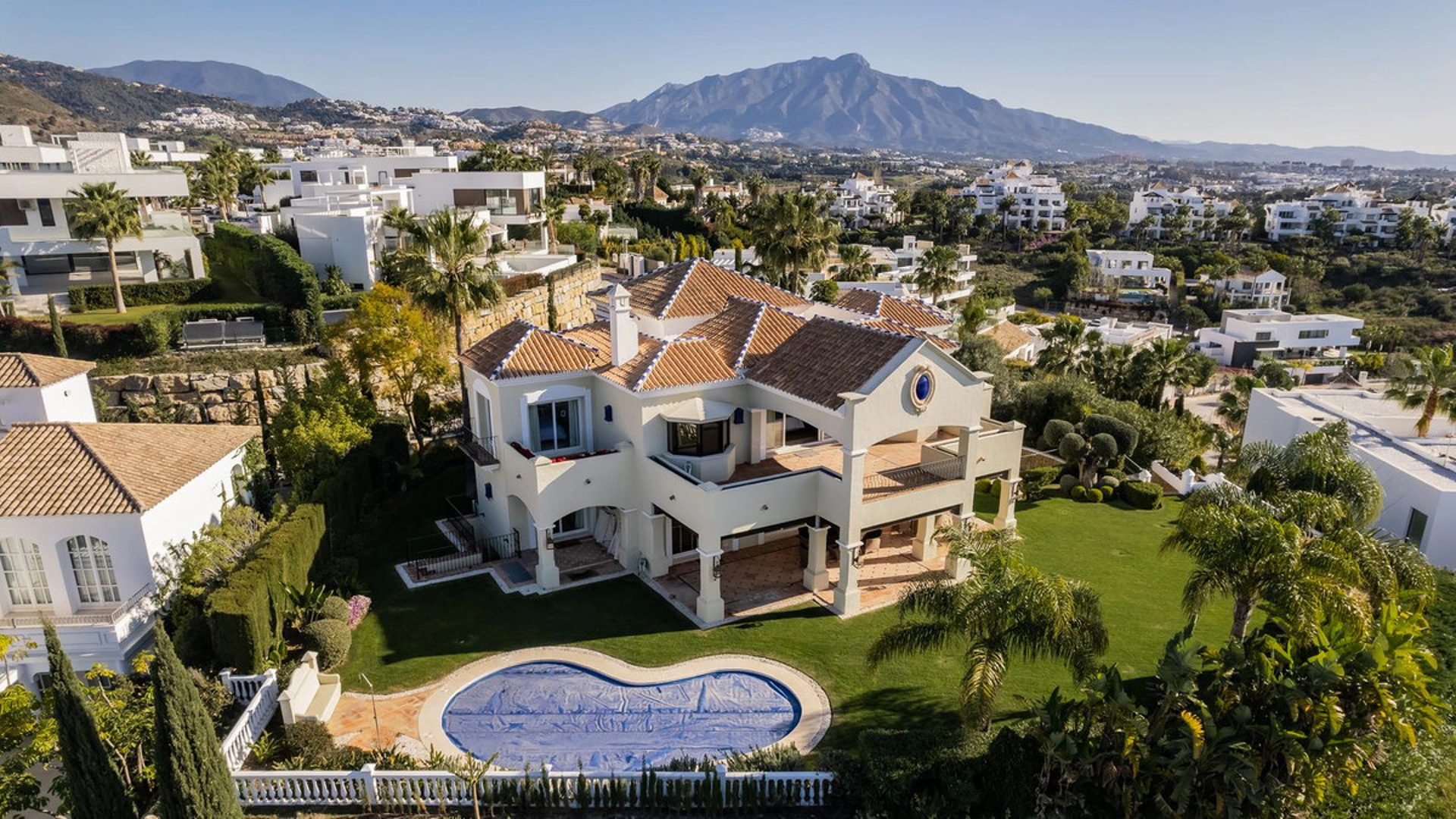 Villa for sale in Benahavis