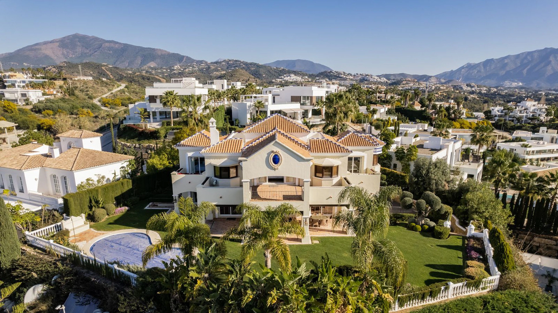 Villa for sale in Benahavis