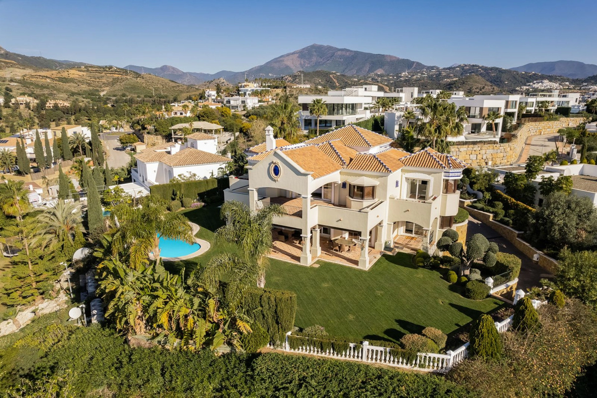 Villa for sale in Benahavis