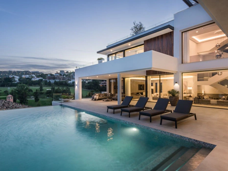 Villa for sale in Benahavis
