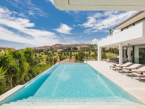 Villa for sale in Benahavis