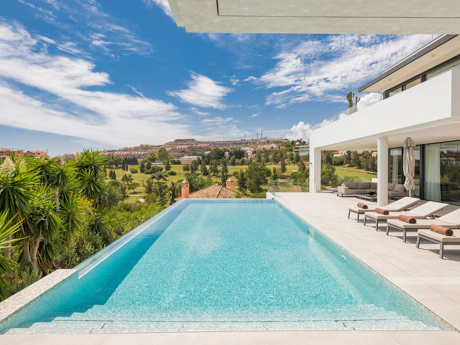 Villa for sale in Benahavis