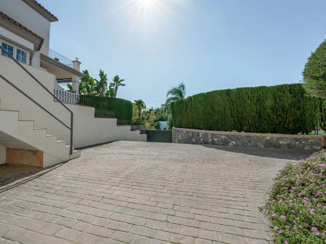 Villa for sale in Benahavis