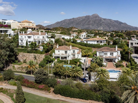 Villa for sale in Benahavis