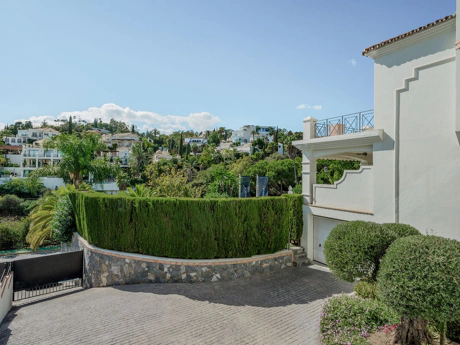 Villa for sale in Benahavis