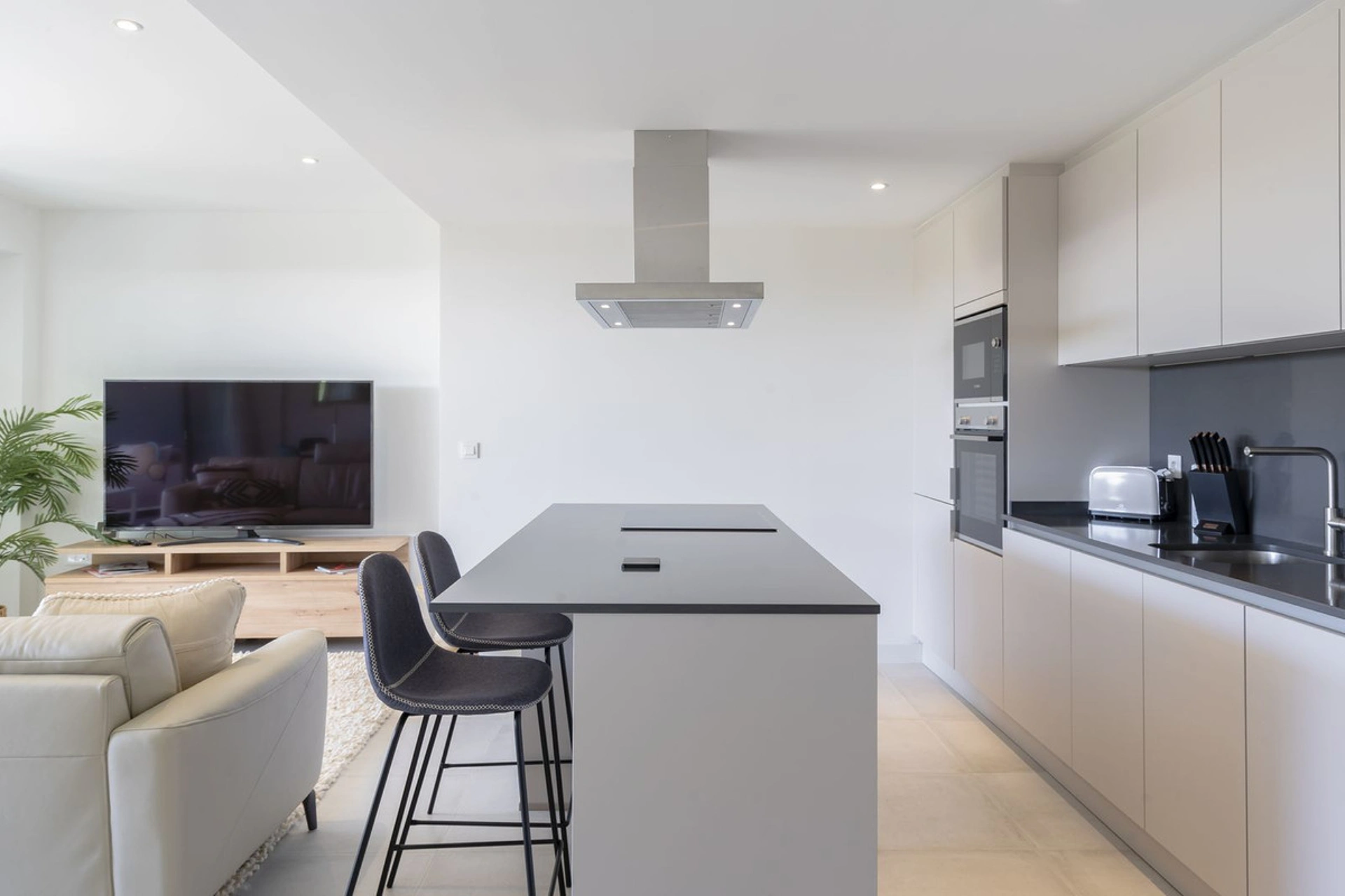 Ground Floor Apartment for sale in New Golden Mile, Estepona East