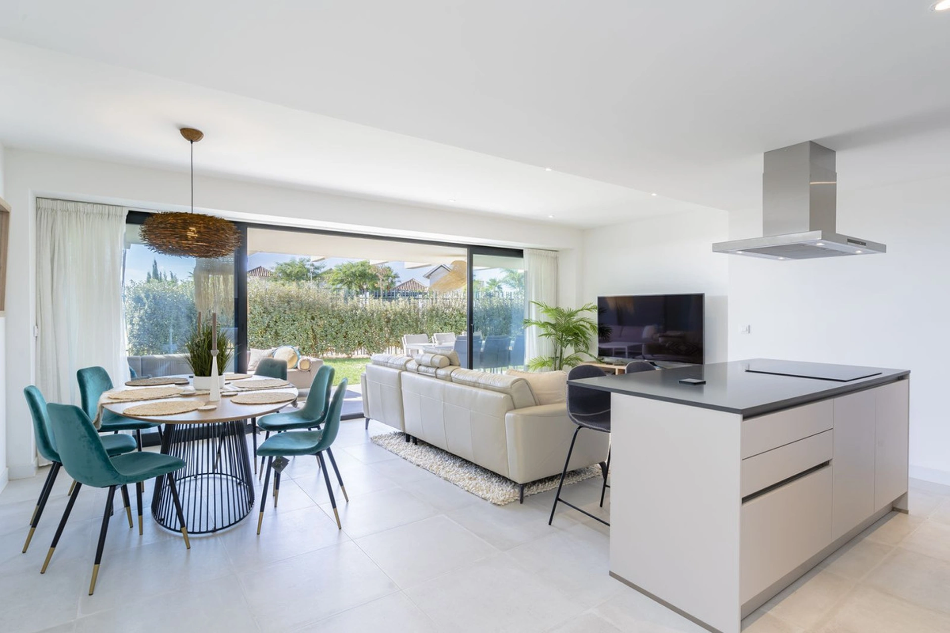 Ground Floor Apartment for sale in New Golden Mile, Estepona East