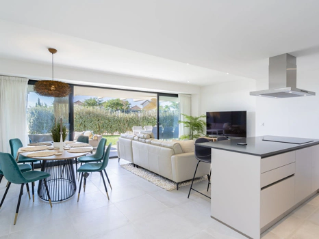 Ground Floor Apartment for sale in New Golden Mile, Estepona East