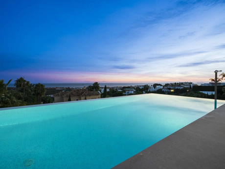 Villa for sale in Benahavis