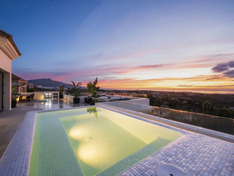 Villa for sale in Benahavis