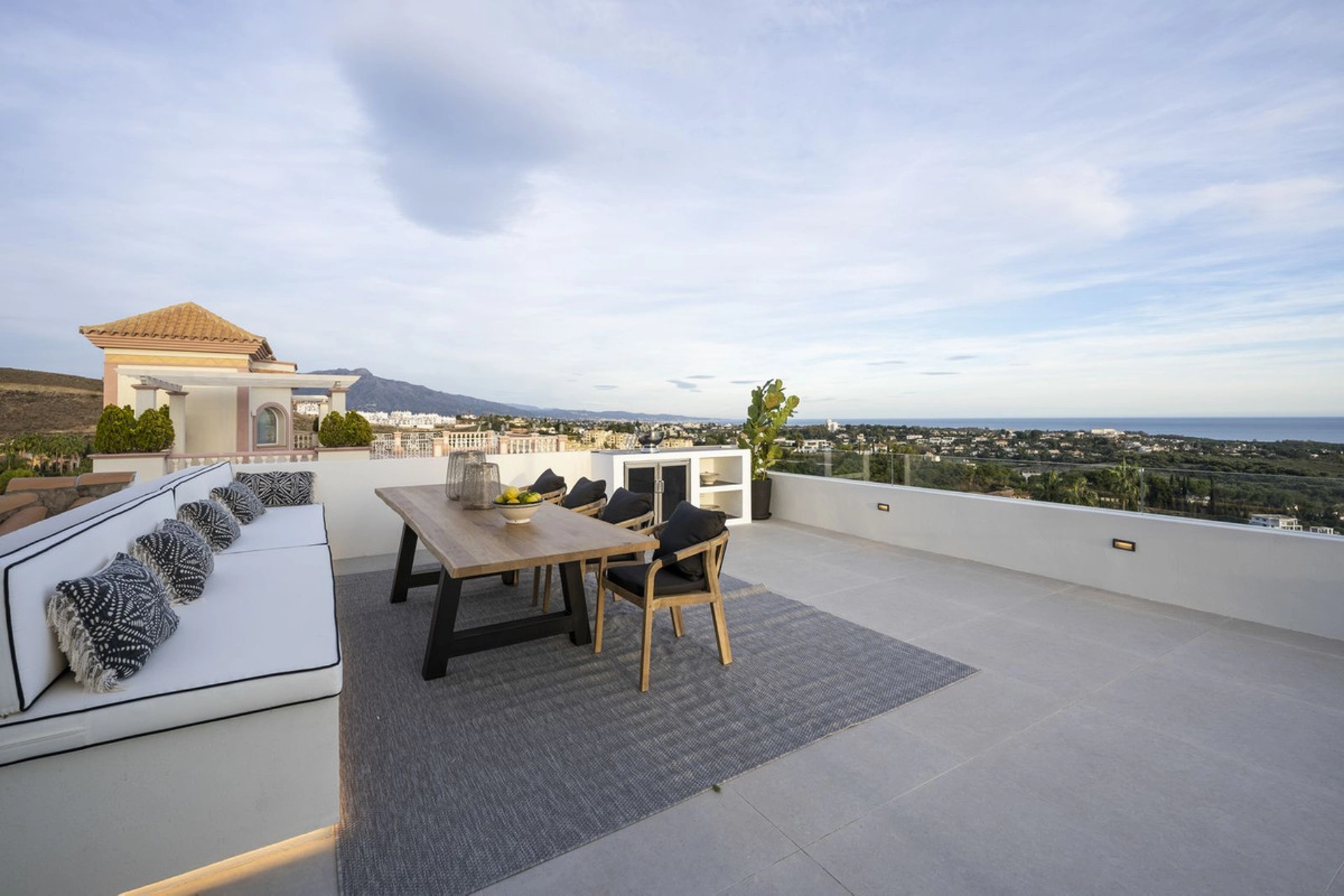 Villa for sale in Benahavis
