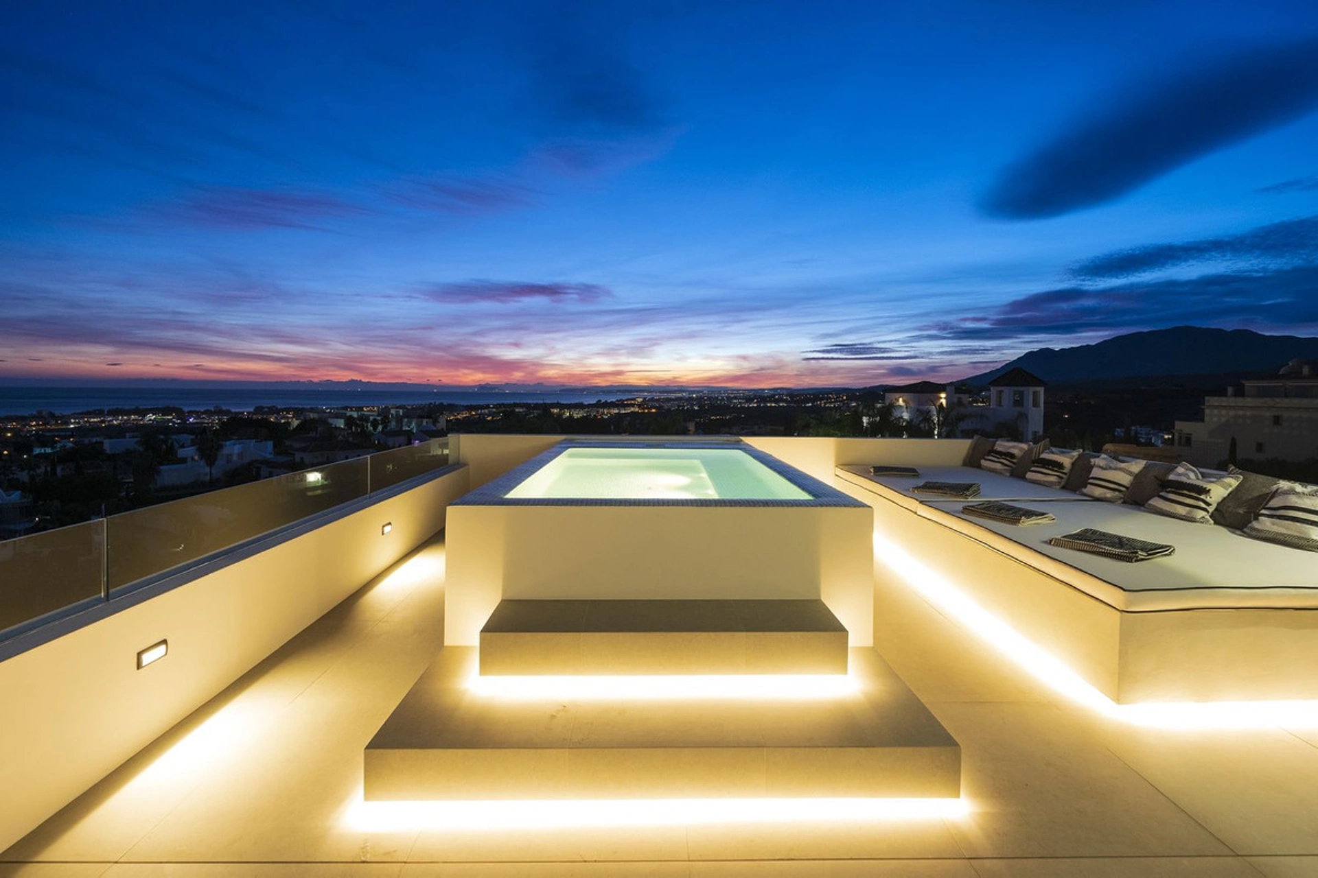 Villa for sale in Benahavis