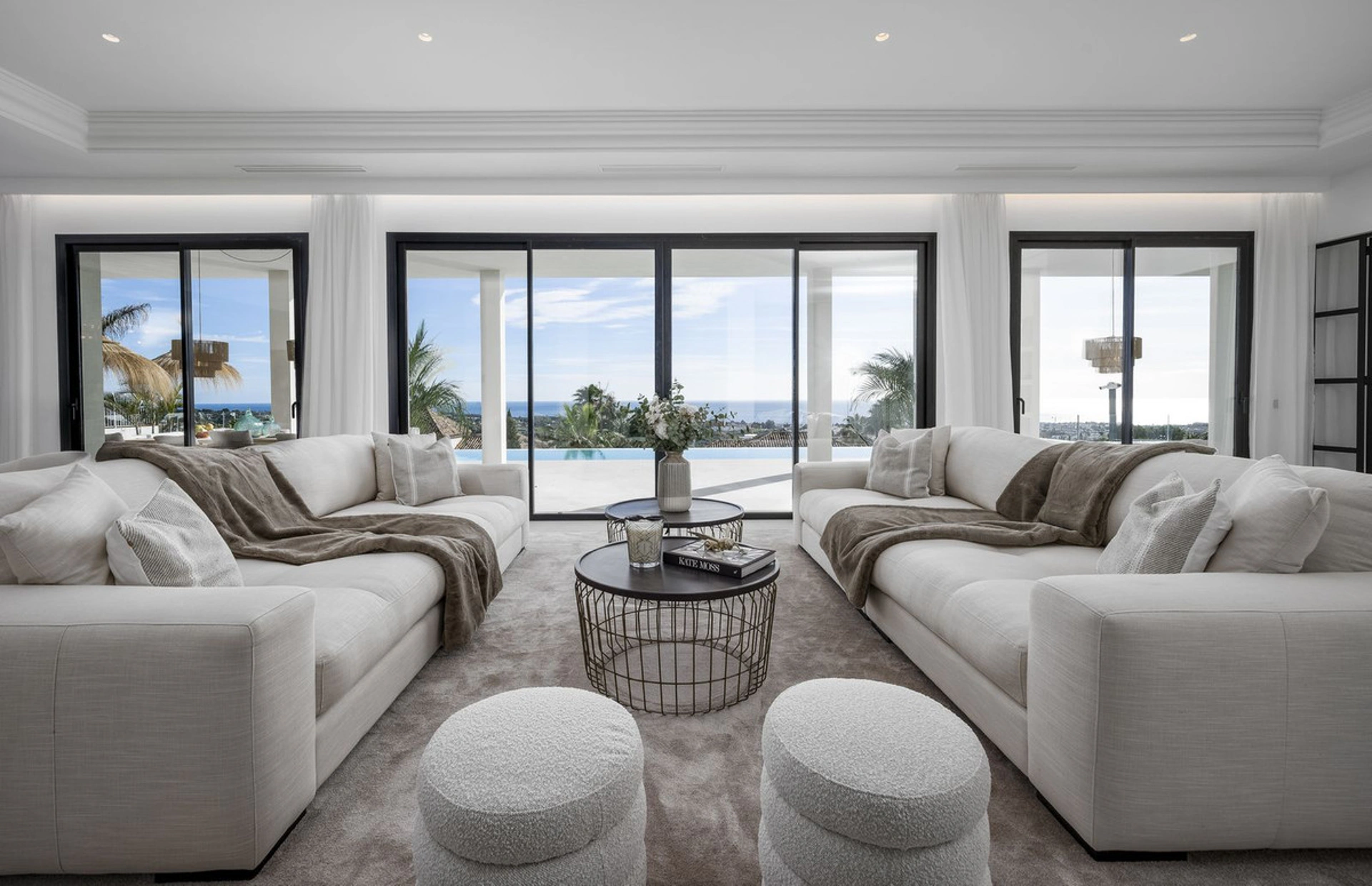 Villa for sale in Benahavis