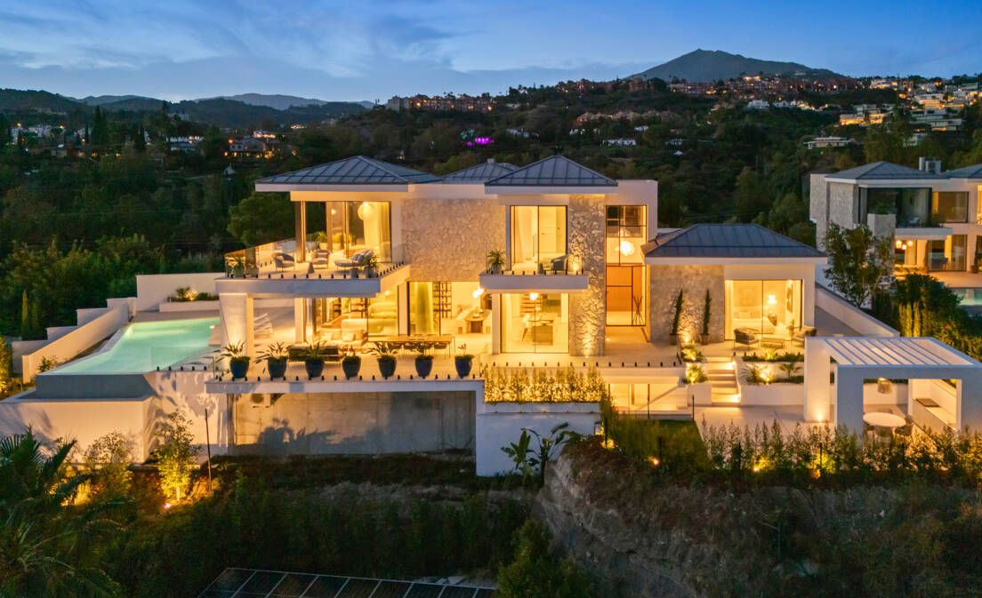 In La Quinta, in der Nähe von Nueva Andalucía und Marbella gelegen, ist diese neu fertiggestellte Luxusvilla Teil einer exklusiven,...