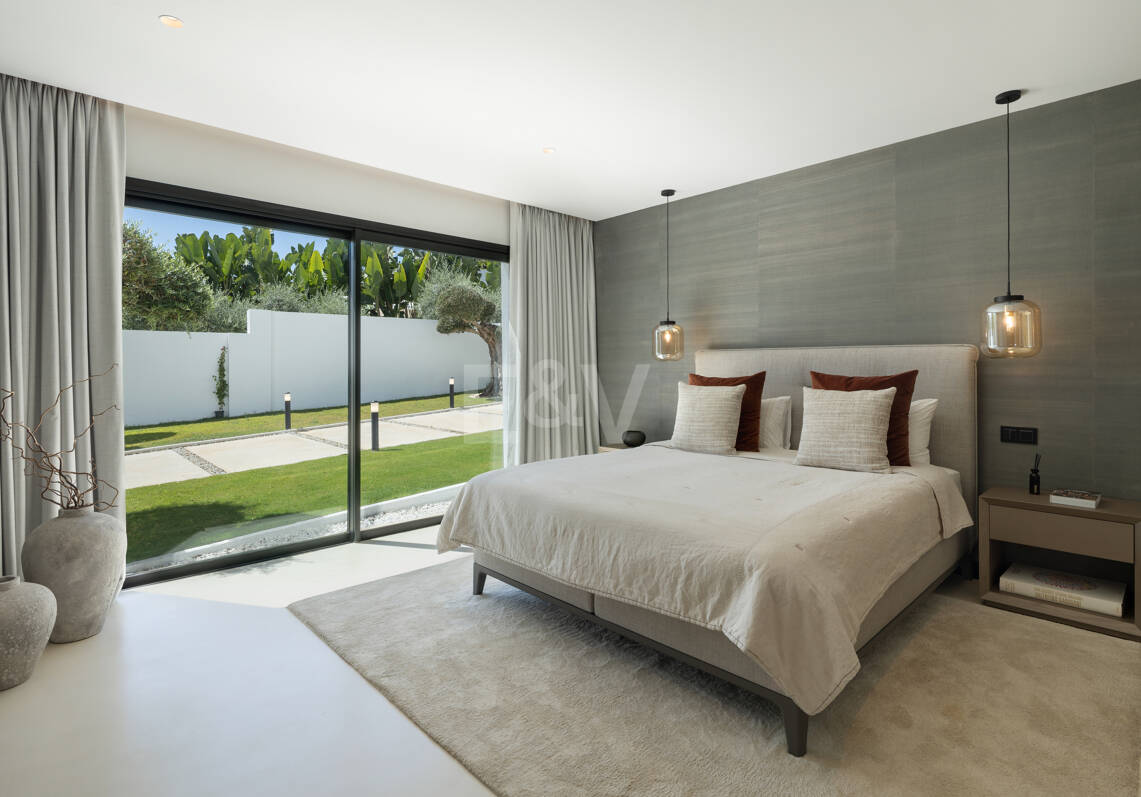 Villa contemporánea de lujo con amplios espacios exteriores cerca de la playa