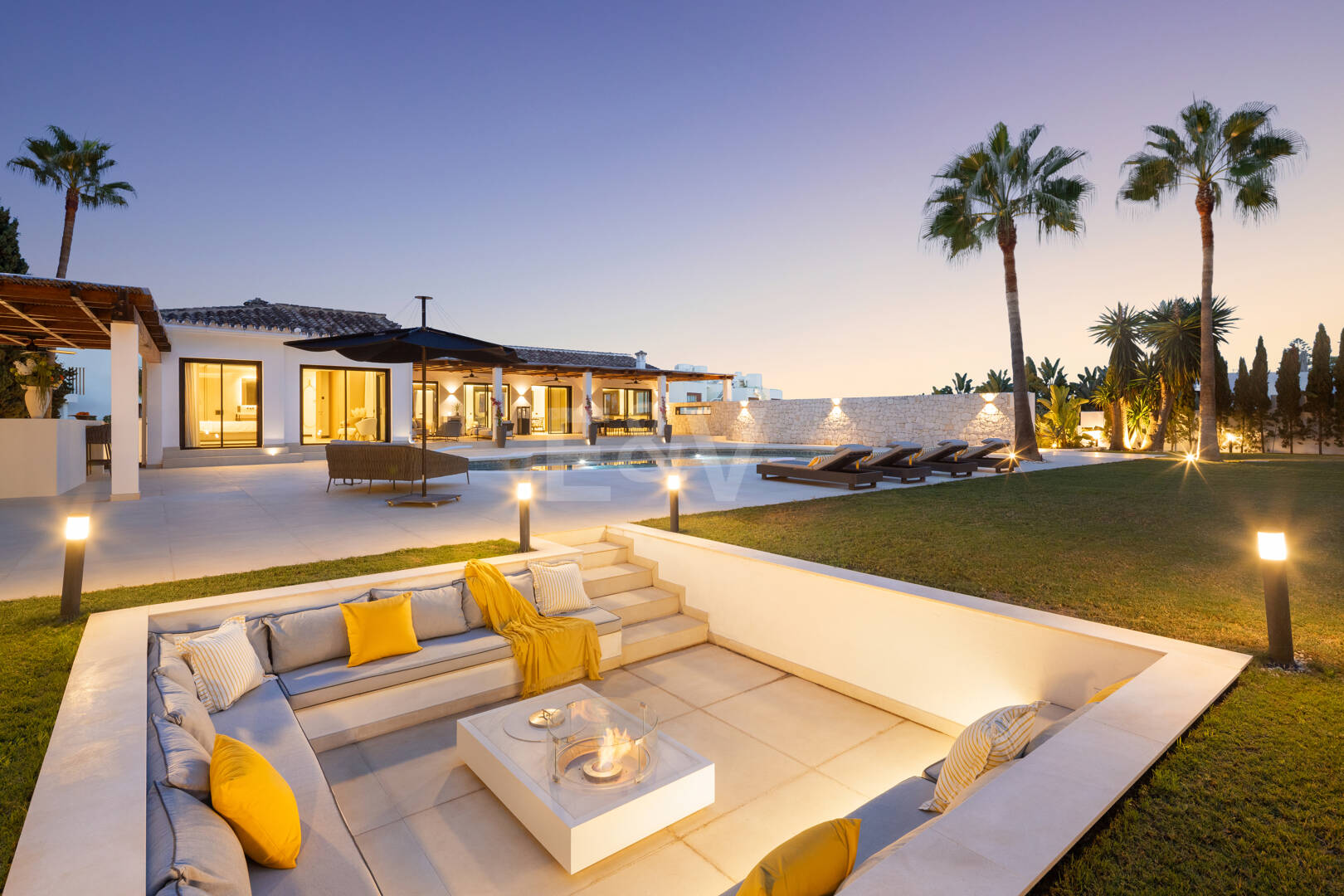 Villa contemporánea de lujo con amplios espacios exteriores cerca de la playa