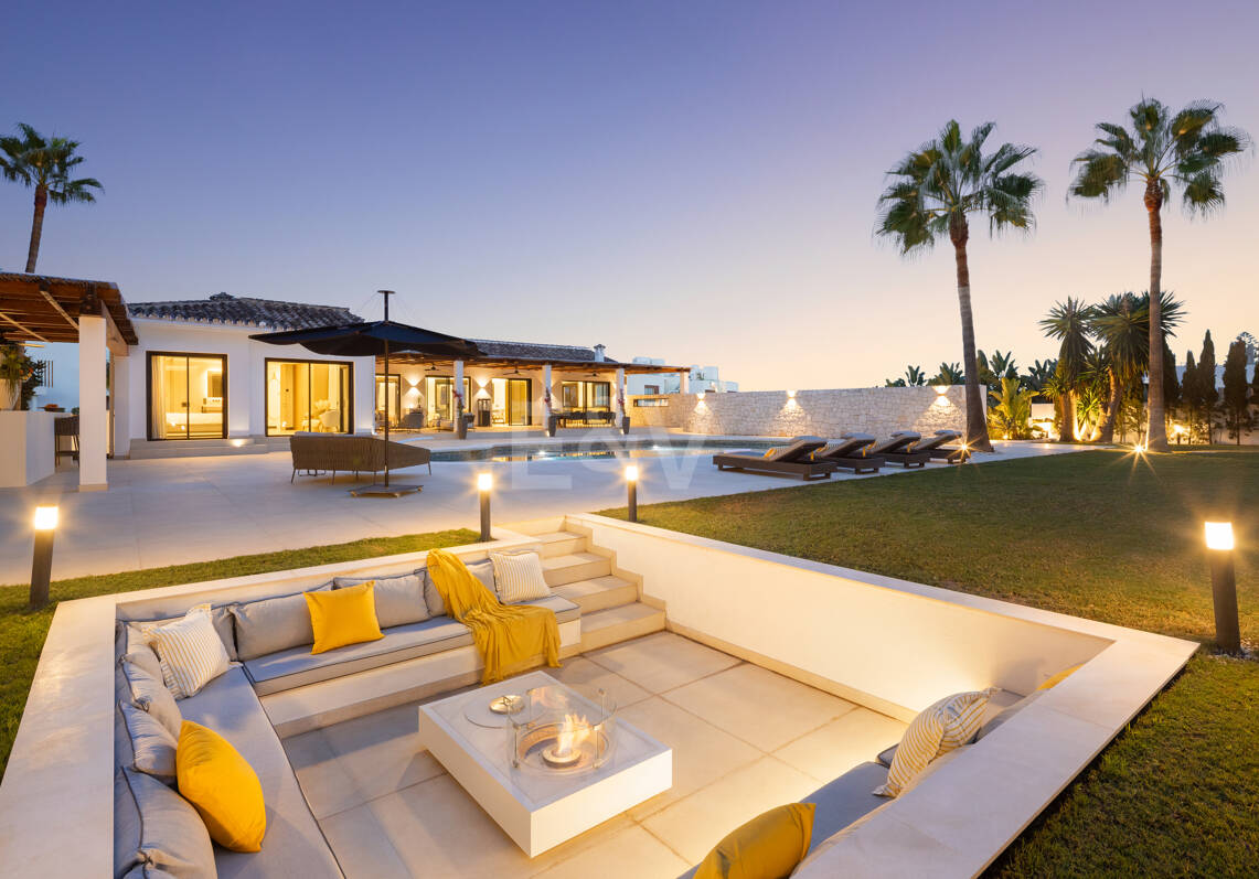 Villa contemporánea de lujo con amplios espacios exteriores cerca de la playa