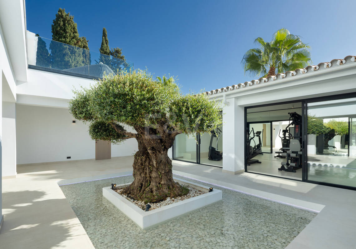 Villa contemporánea de lujo con amplios espacios exteriores cerca de la playa