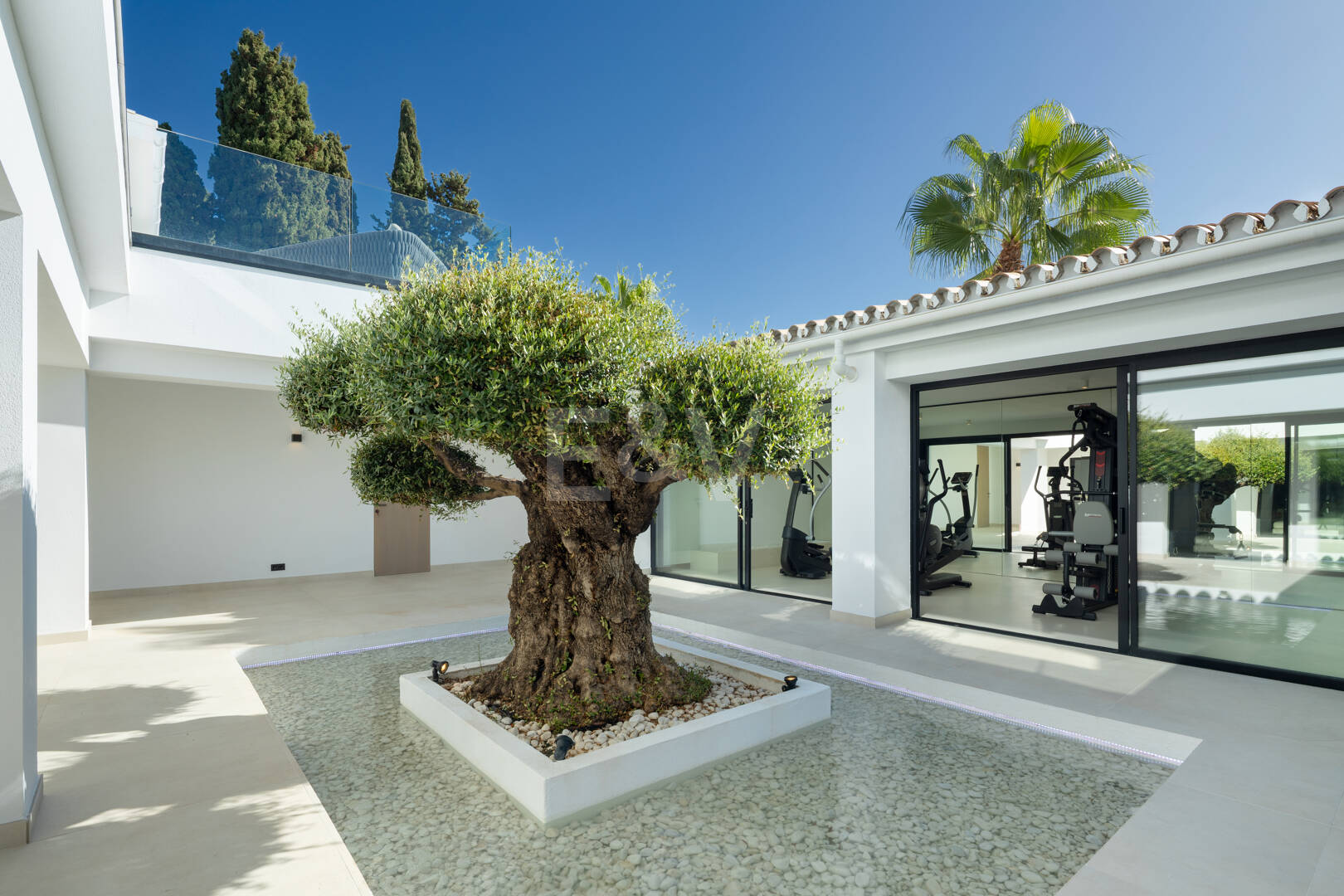 Villa contemporánea de lujo con amplios espacios exteriores cerca de la playa