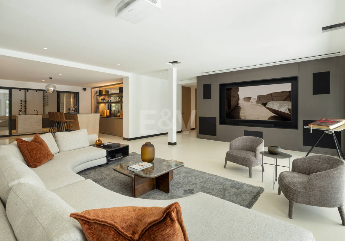 Villa contemporánea de lujo con amplios espacios exteriores cerca de la playa
