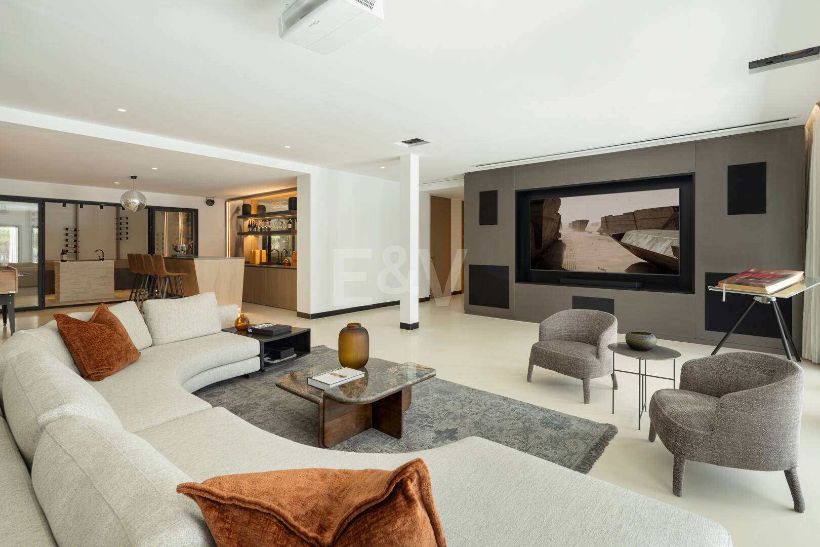 Villa contemporánea de lujo con amplios espacios exteriores cerca de la playa