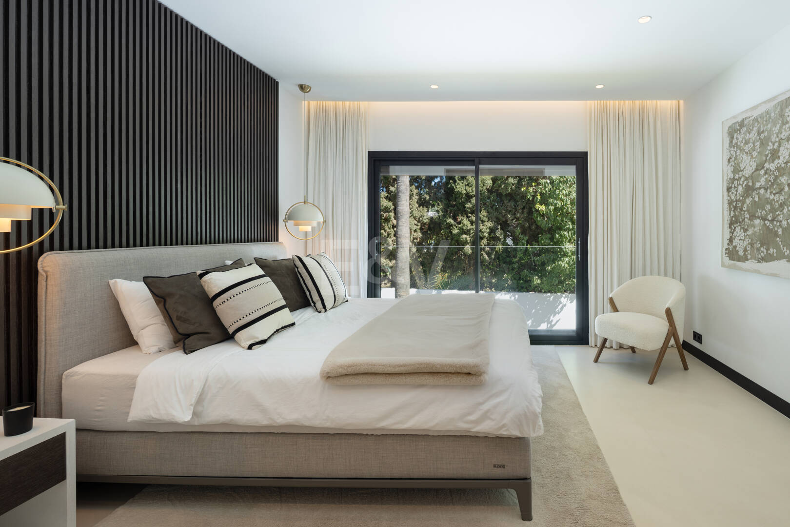 Villa contemporánea de lujo con amplios espacios exteriores cerca de la playa