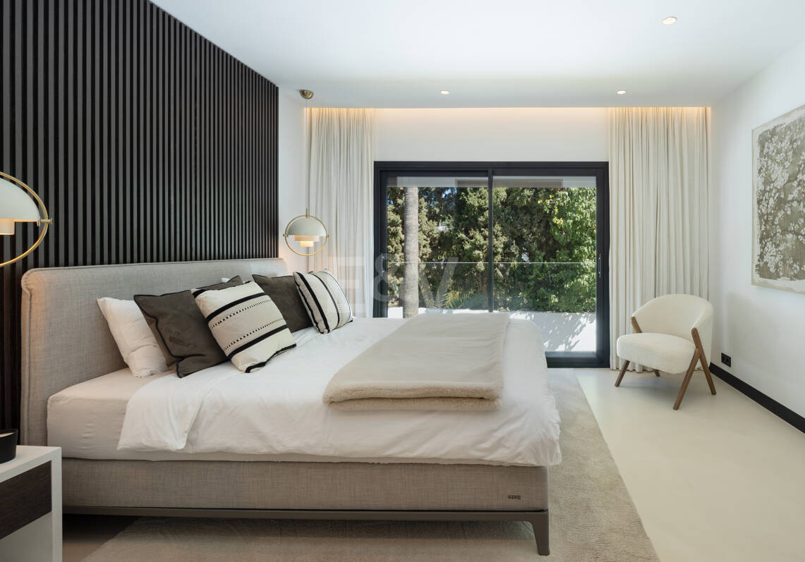 Villa contemporánea de lujo con amplios espacios exteriores cerca de la playa
