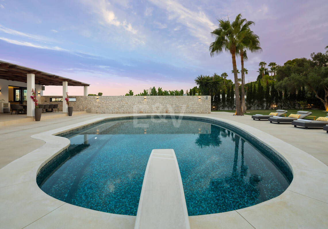 Villa contemporánea de lujo con amplios espacios exteriores cerca de la playa