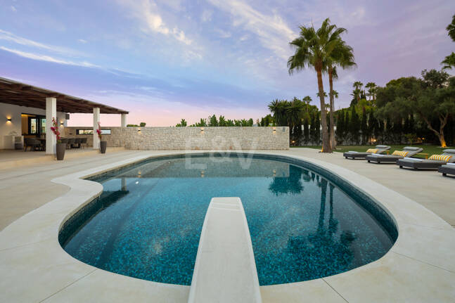 Villa contemporánea de lujo con amplios espacios exteriores cerca de la playa