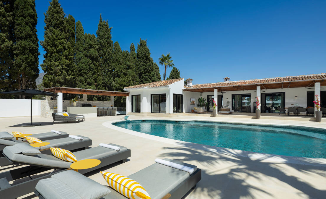 Esta impresionante villa de cinco dormitorios ha sido magníficamente rediseñada con los más altos estándares, combinando diseño contemporáneo, acabados de...