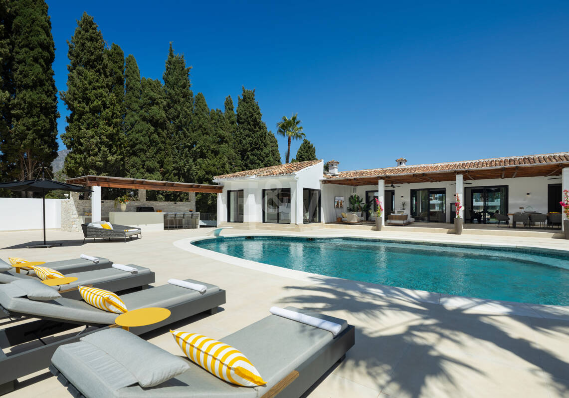 Villa contemporánea de lujo con amplios espacios exteriores cerca de la playa