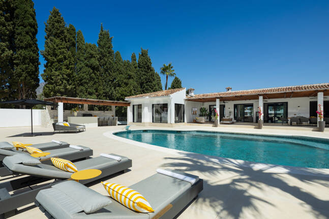 Villa contemporánea de lujo con amplios espacios exteriores cerca de la playa