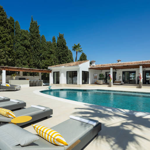 Villa contemporánea de lujo con amplios espacios exteriores cerca de la playa