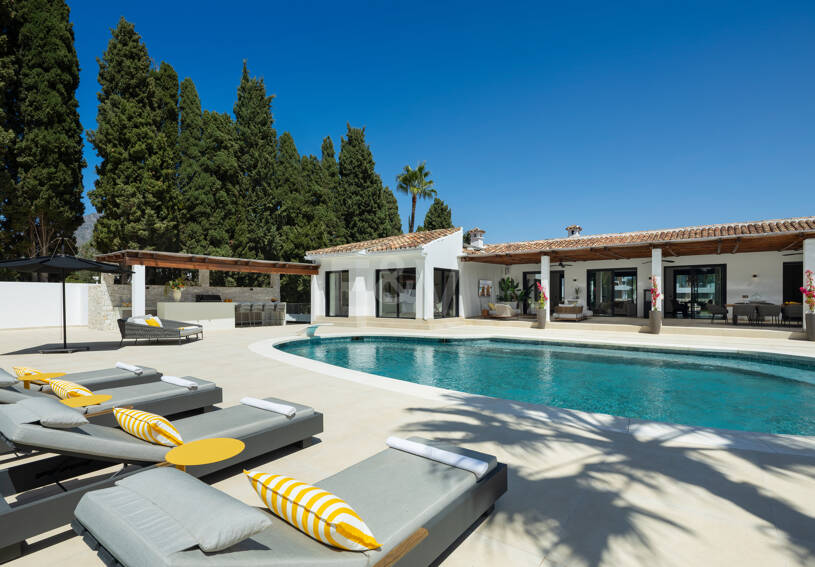 Villa contemporánea de lujo con amplios espacios exteriores cerca de la playa