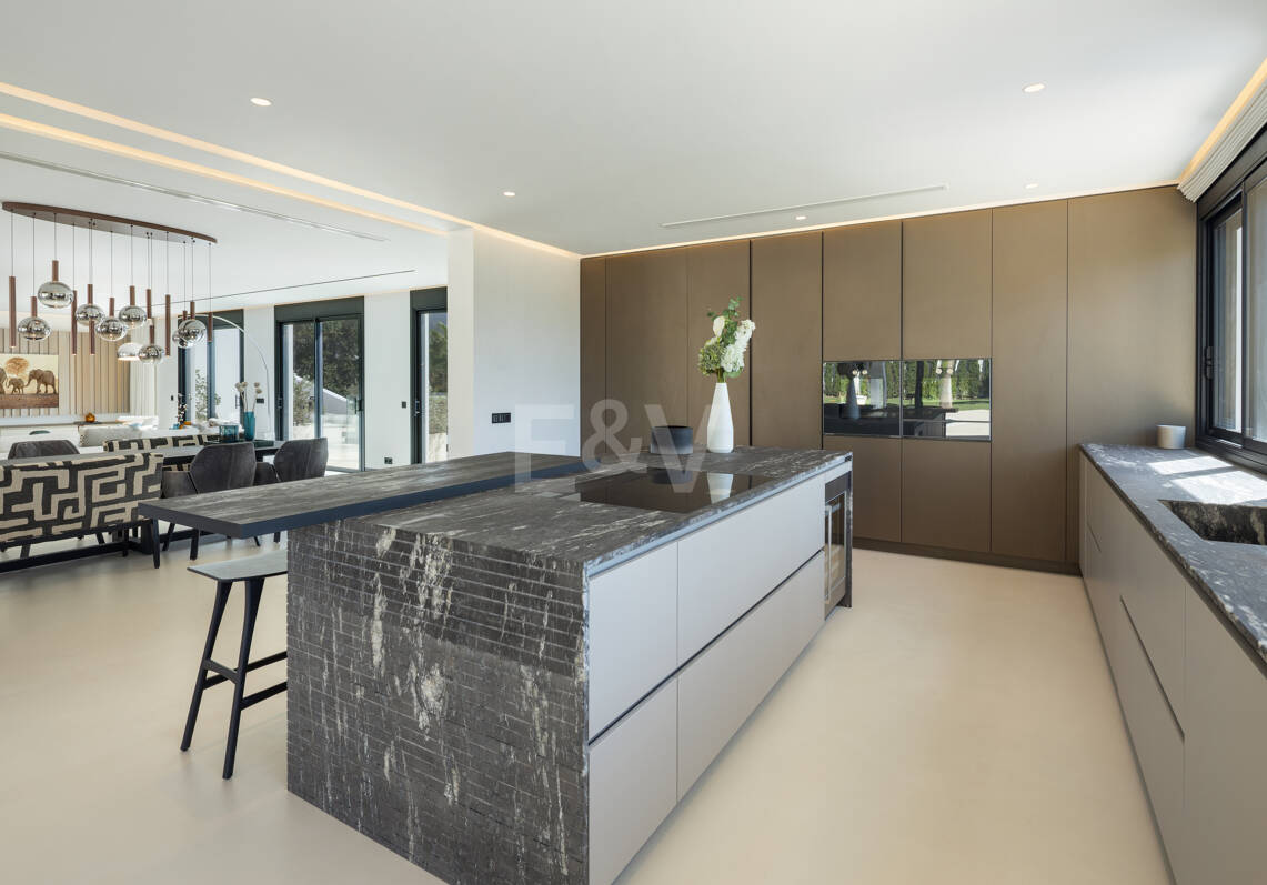 Villa contemporánea de lujo con amplios espacios exteriores cerca de la playa