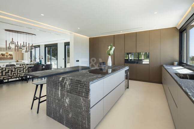 Villa contemporánea de lujo con amplios espacios exteriores cerca de la playa