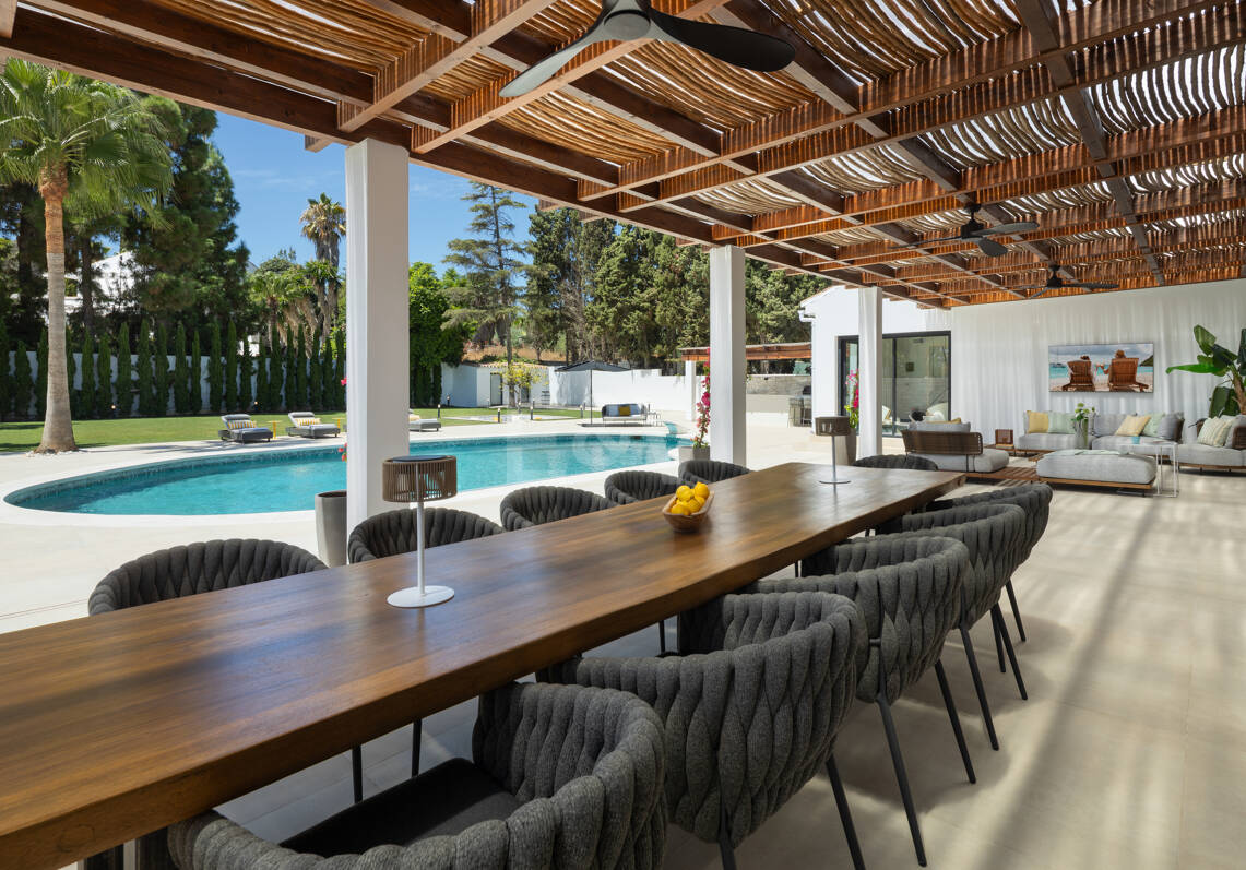 Villa contemporánea de lujo con amplios espacios exteriores cerca de la playa