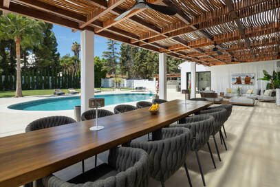 Villa contemporánea de lujo con amplios espacios exteriores cerca de la playa