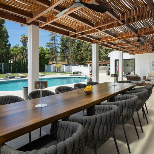 Villa contemporánea de lujo con amplios espacios exteriores cerca de la playa