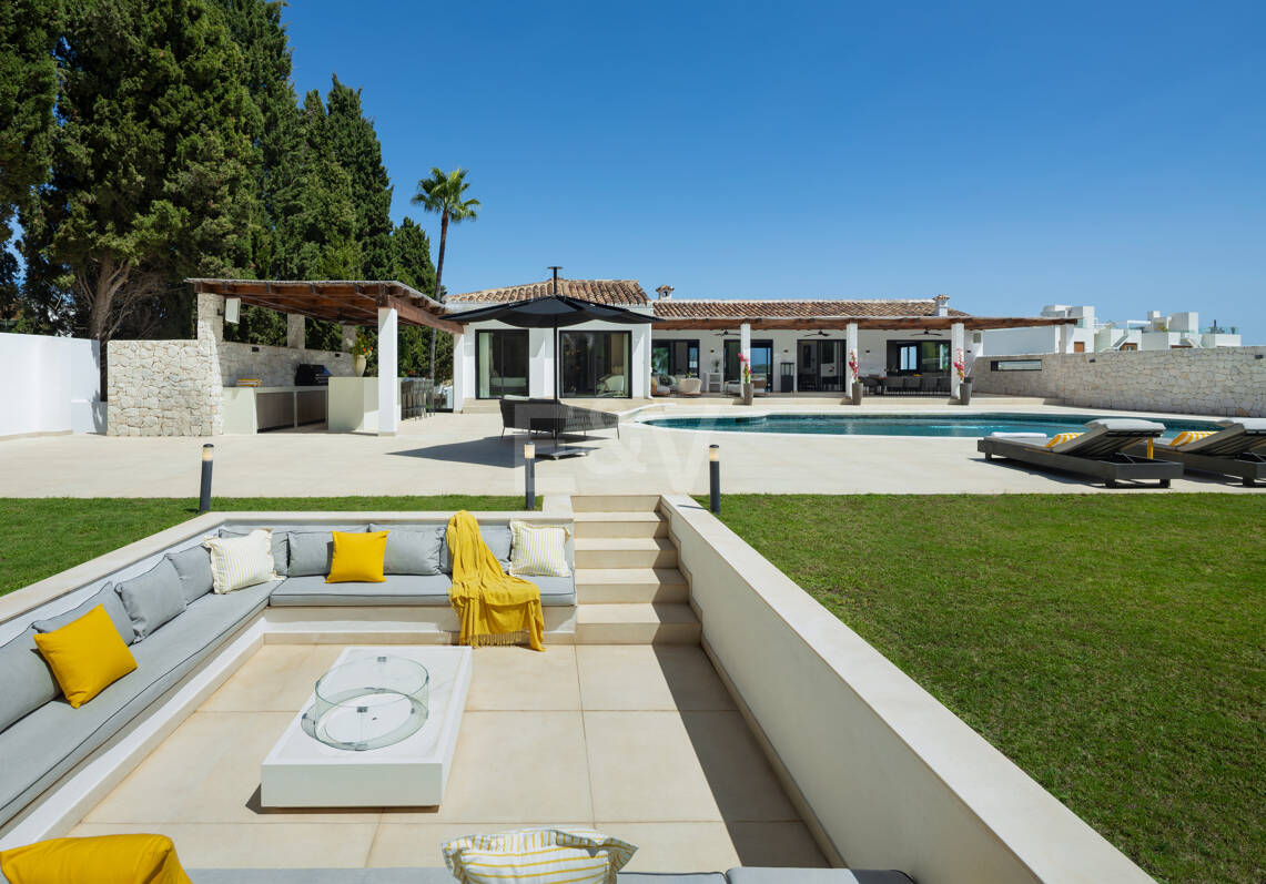 Villa contemporánea de lujo con amplios espacios exteriores cerca de la playa