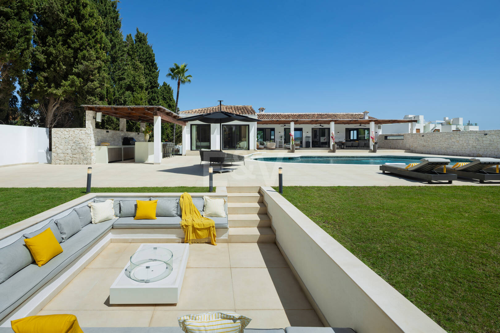 Villa contemporánea de lujo con amplios espacios exteriores cerca de la playa