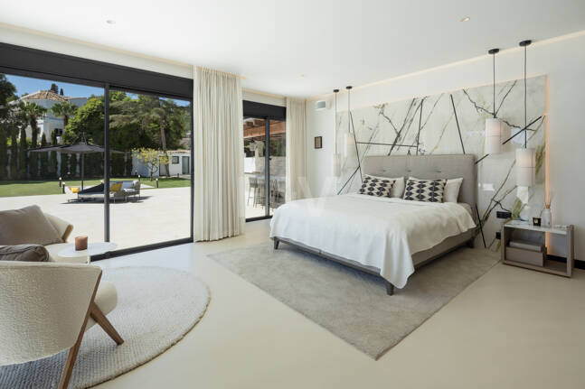 Villa contemporánea de lujo con amplios espacios exteriores cerca de la playa