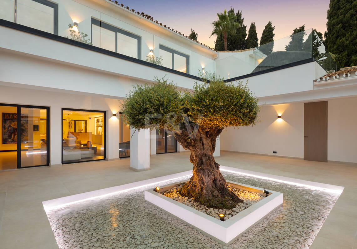 Villa contemporánea de lujo con amplios espacios exteriores cerca de la playa