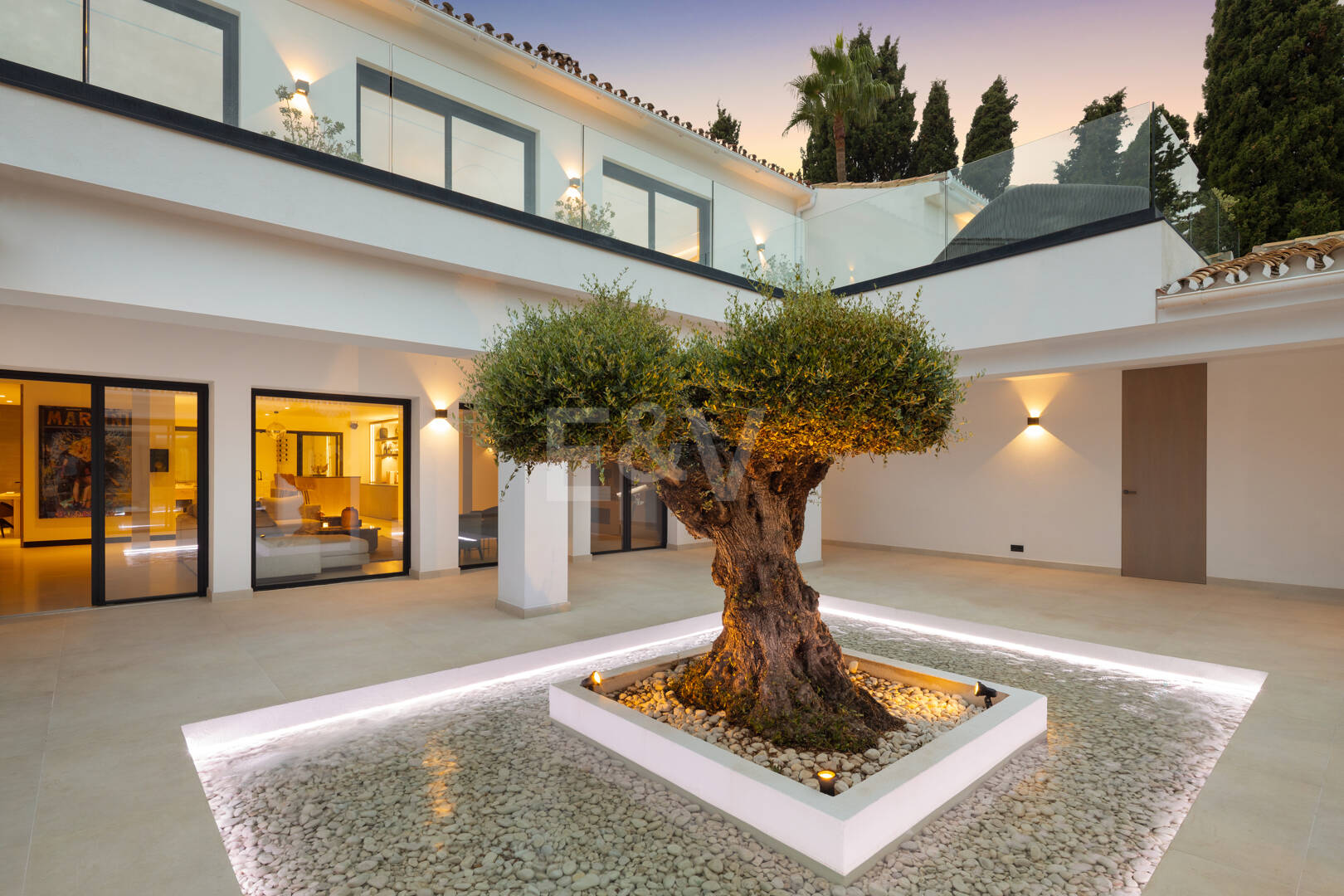 Villa contemporánea de lujo con amplios espacios exteriores cerca de la playa