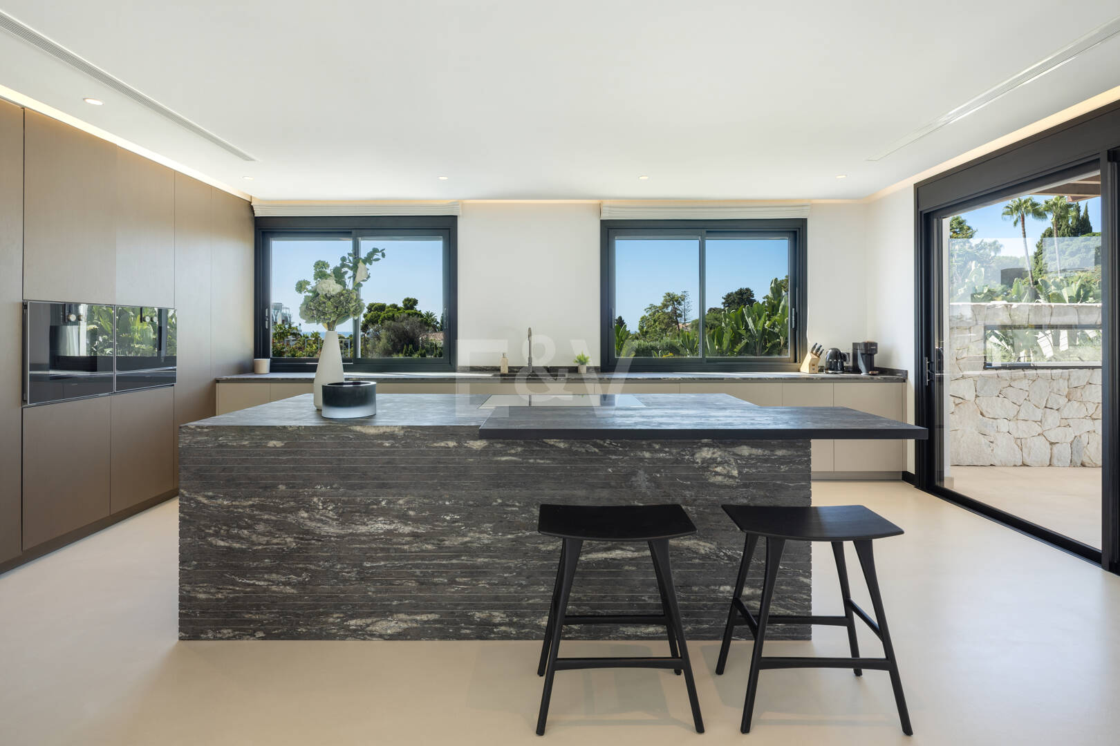 Villa contemporánea de lujo con amplios espacios exteriores cerca de la playa