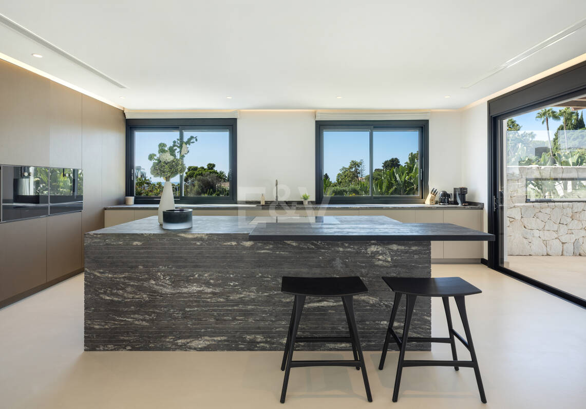 Villa contemporánea de lujo con amplios espacios exteriores cerca de la playa